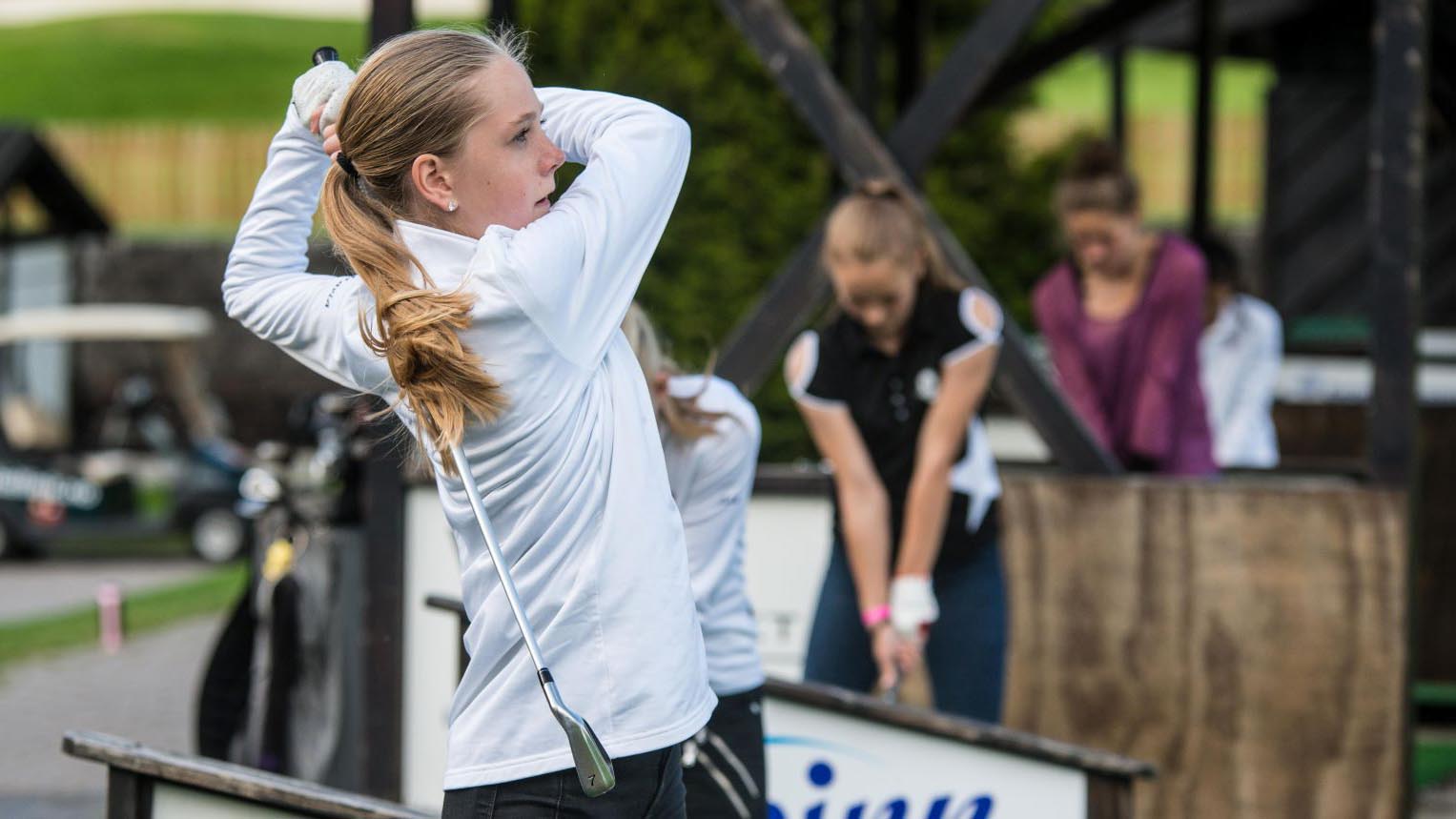 Flere og flere jenter begynner med golf i Asker. Foto: Bård Basberg