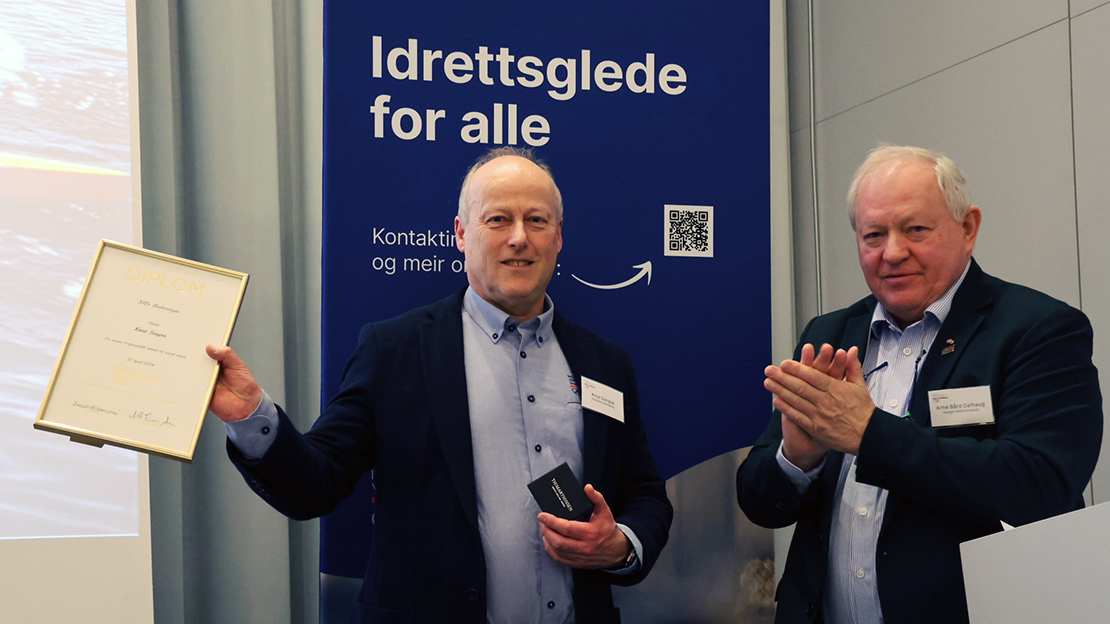 Fungerende idrettspresident Arne Bård Dalhaug overrakte organisasjonssjef Knut Songve hederstegn og diplom. Foto: Janne Landås