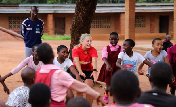 Ønsker du å jobbe frivillig med barn i sørlige Afrika - næremst kostnadsfritt i ett år? - da bør du søke på Idrettens fredskorps. Det gjorde Camilla Grande Høydahl (28) fra Senja. Hun angrer ikke. Foto: Geir Owe Fredheim 