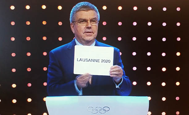 IOC-president Thomas Bach offentliggjorde hvem som skal arrangere Ungdoms-OL 2022. 