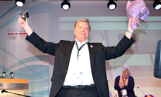 Avtroppende idrettspresident Børre Rognlien ble utnevnt til NIFs Æresmedlem da han ble takket av på Idrettstinget. Foto: Martin Hafsahl