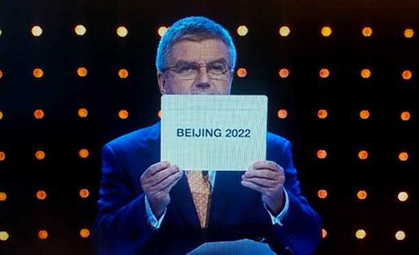 IOC-president Thomas Bach avslører hvem som skal arrangere vinter-OL og Paralympics i 2022.