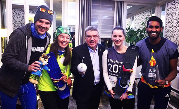 Jens August Dalsegg (fra v.), Linda Jacobsen, Thomas Bach, Runa Møller Tangstad og Sajandan Rutthira. Ungdommene fra Lillehammer-OL ønsker å påvirke IOC til å involvere flere ungdommer i fremtiden.