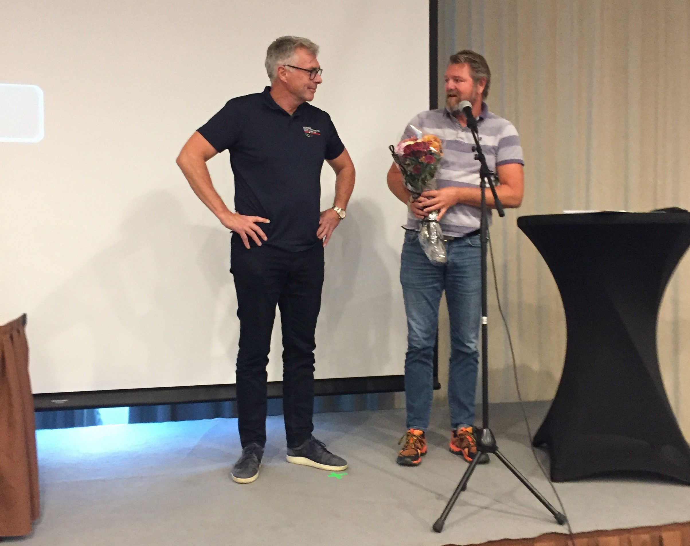 Avtroppende styreleder Jon Rolf Næss (t.v) gir stafettpinnen videre til den nye styrelederen Trond Blattmann (t.h).