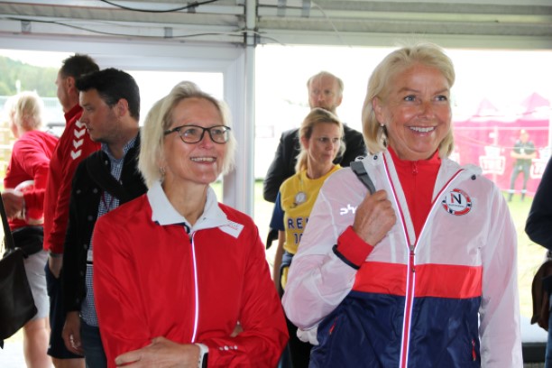 Generalsekretær, Karen Kvålevåg og idrettspresident, Berit Kjøll ønskes velkommen til bærekraftfrokst under årets Norway Cup.JPG