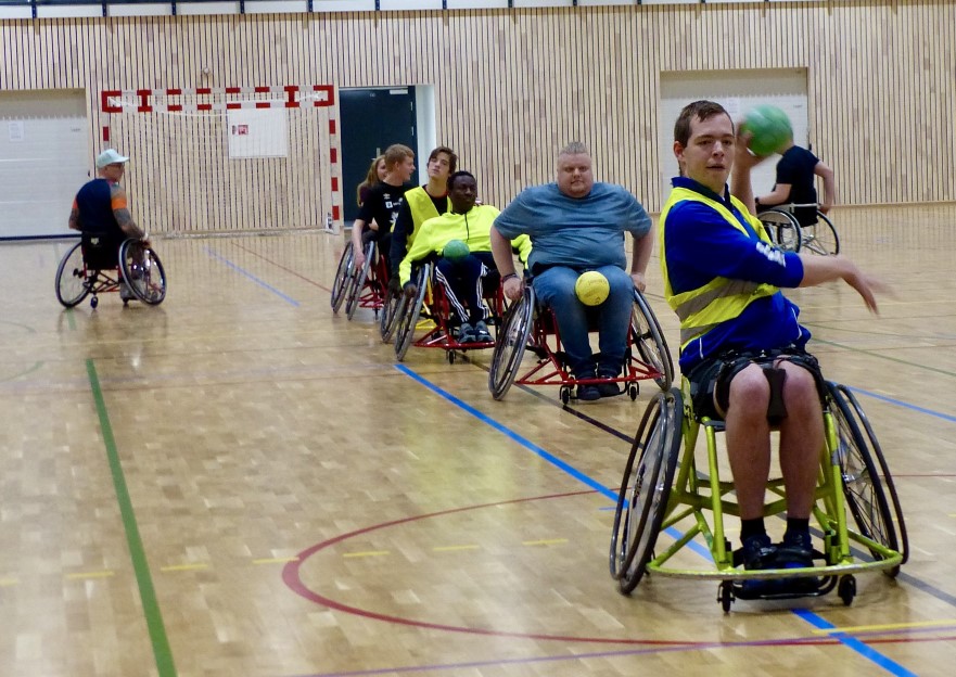 Åpen dag (husk påmelding) på Paraidrettssenteret 21. oktober. Rullestolhåndball er en av flere idretter du kan prøve ut denne dagen.