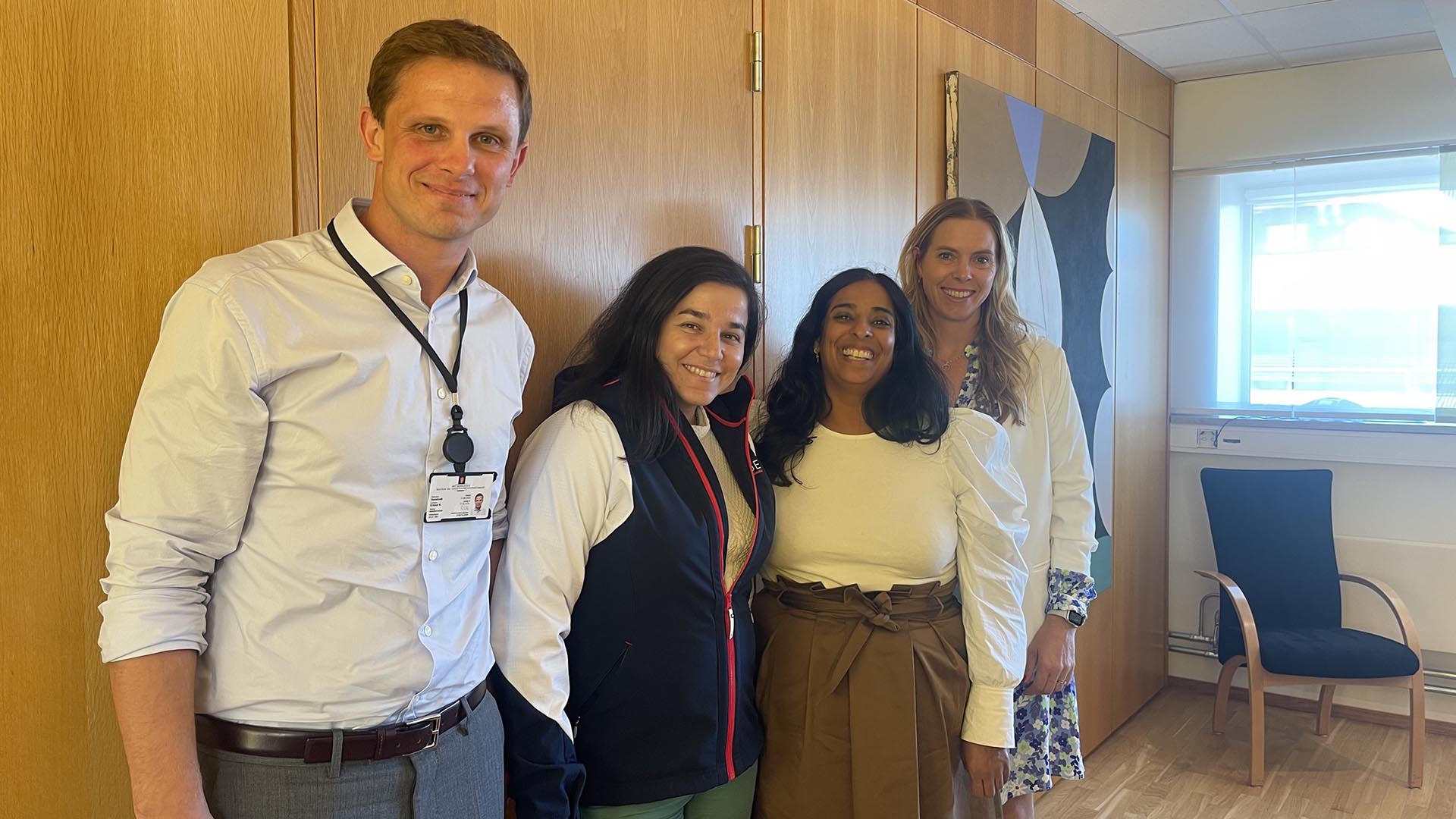 Fra venstre: statssekretær Erlend Hanstveit, idrettspresident Zaineb Al-Samarai, kultur- og likestillingsminister Lubna Jaffrey og assisterende generalsekretær i Norges idrettsforbund Else-Marthe Sørlie Lybekk. Foto: Norges idrettsforbund