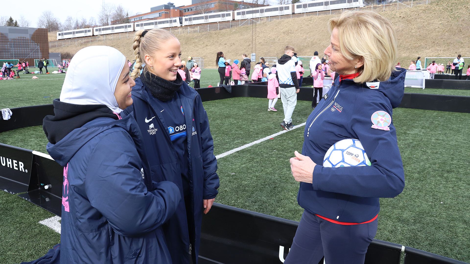 Idrettspresident Berit Kjøll prater med to av jentene som er ansvarlig for «Rosa sko»-konseptet på Bjerke videregående skole, Soukaina Saoudi og Hanne Eriksen. Jentene er stolte over at Bjerke videregående skole er alene om å rekruttere 4.-klassejenter til idretten, men håper flere videregående skoler følger etter. Foto: Geir Owe Fredheim 