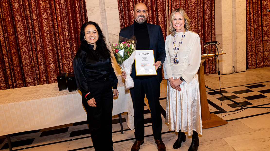 Årets ildsjel, Adnan Naeem fra Romsås IL flankert av leder av Oslo Idrettskrets, Marcela Montserrat Fonseca Bustos (tv) og ordfører, Anne Lindboe (th). Bilde: Sturlason/Oslo kommune