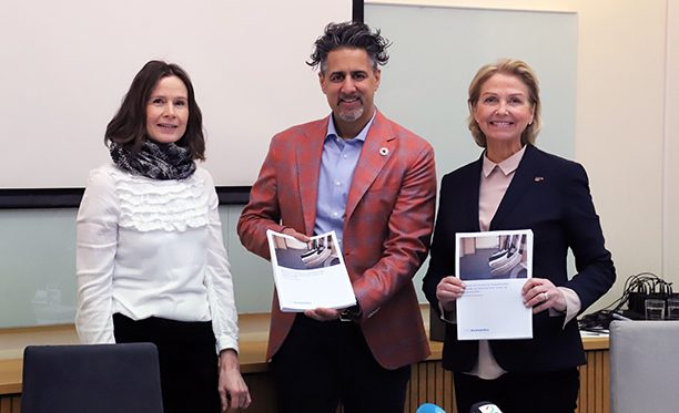 Marit Svensgaard fra Oslo Economics, Kulturminister Abid Raja og idrettspresident Berit Kjøll med den ferske rapporten. Foto: Geir Owe Fredheim