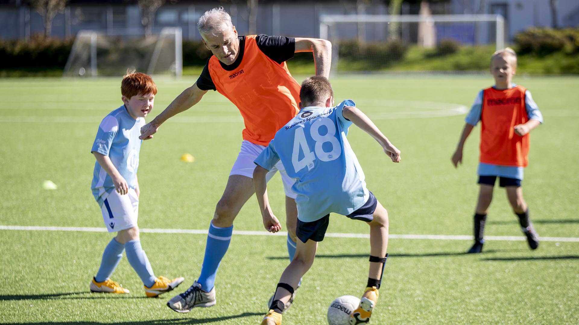 Statsminister Jonas Gahr Støre i kamp mot unge, lovende fotballspillere i Sandnes. Foto: Javad Parsa / NTB