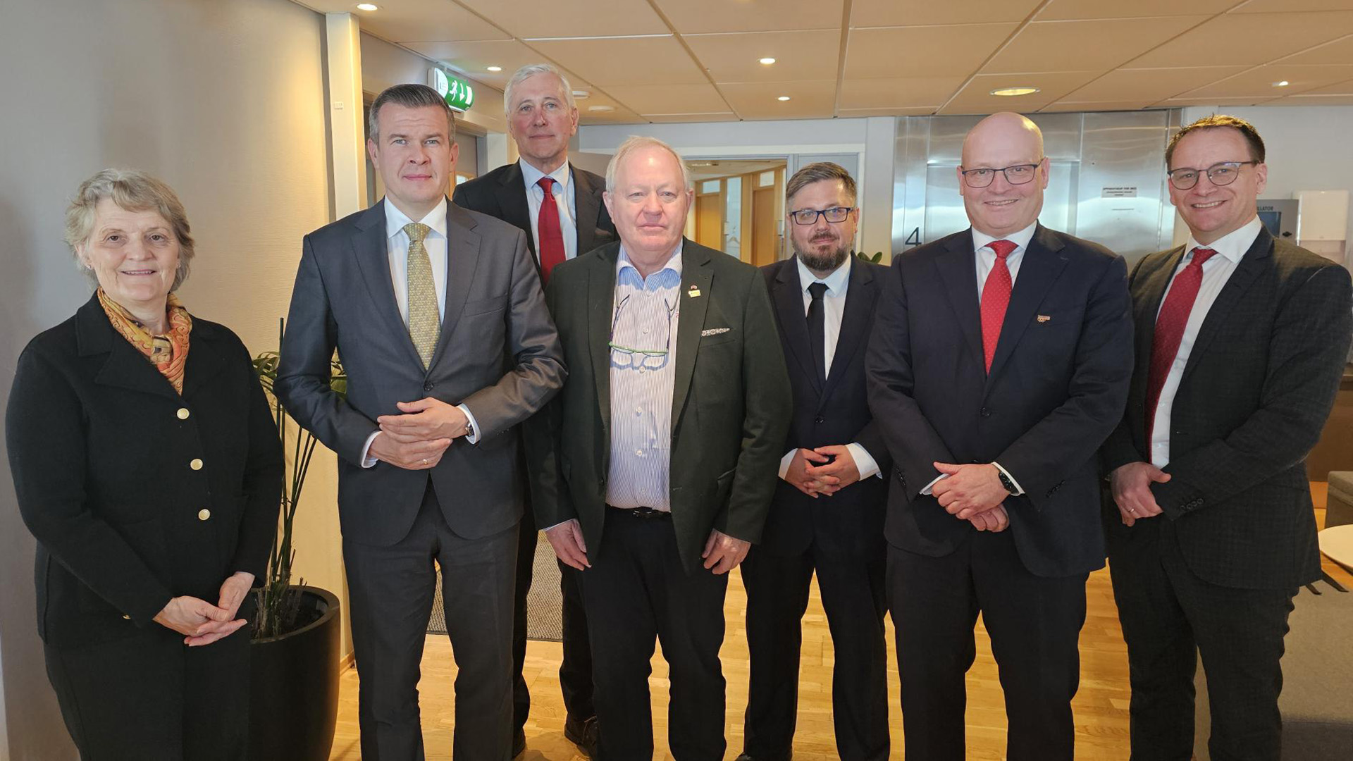 Kristin Kloster, IOC-medlem, Witold Banka, WADA-president, Rune Andersen, styreleder i ADNO, Arne Bård Dalhaug, konstituert idrettspresident, Rafał Piechota i WADA, Nils Einar Aas, generalsekretær i NIF, og Magnus Sverdrup, leder av styresekretariatet i NIF. Foto: Geir Owe Fredheim / Norges idrettsforbund