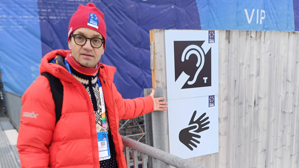 Prosjektleder for tilgjengelighet Steinar Haugen viser frem ulike deler av arenaen i Trondheim.