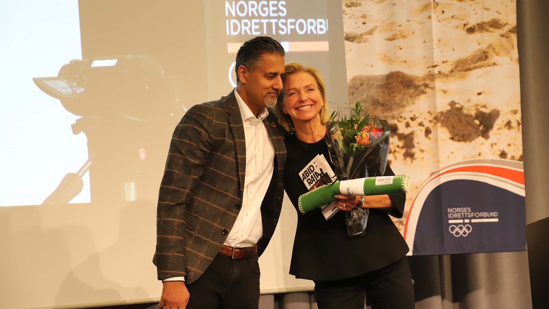 Idrettspresident takket av tidligere kulturminister Abid Raja på det ekstraordinære idrettstinget på Gardermoen. Foto: Sofie Torlei Olsen