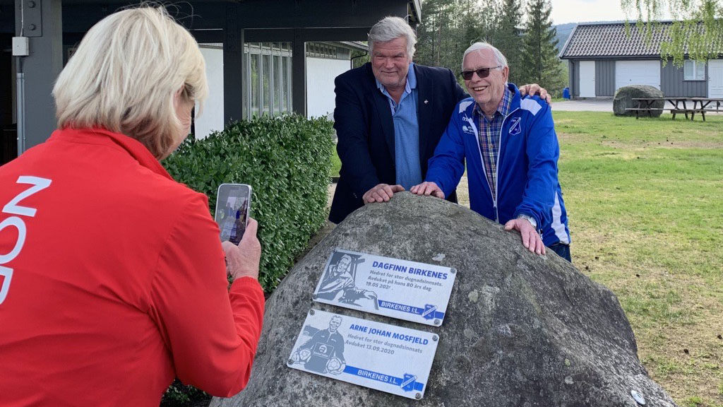 Etter møtet ble det tid til en omvisning i Birkenesparken og et møte med en av idrettslagets mangeårige ildsjeler, Dagfinn Birkenes. Her sammen med styreleder Salve Eieland. Foto: Norges idrettsforbund.