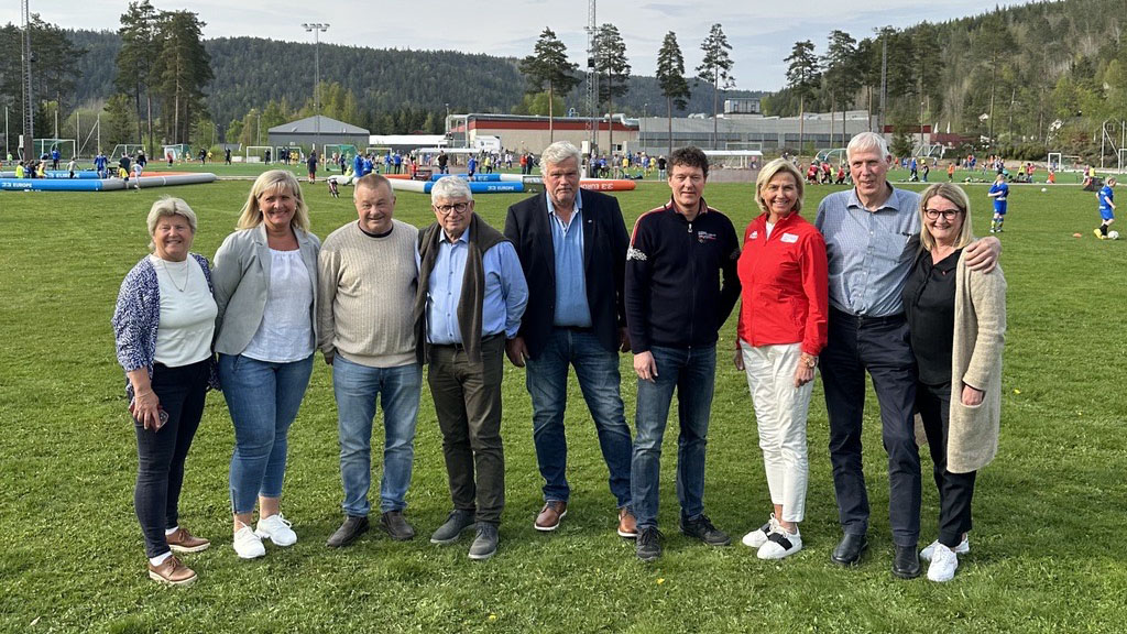 Wenche Flaa Eieland (Birkenes IL), Anne Stapnes, kommunedirektør i Birkenes kommune, Anders Christiansen (varaordfører i Birkenes kommune), Arne Thomassen (fylkesordfører), Salve Eieland (leder i Birkenes IL), Stein Bø-Mørland (organisasjonssjef Agder idrettskrets), Berit Kjøll (idrettspresident), Arnt Abrahamsen (nestleder i Agder idrettskrets), Gro Bråten (opposisjonsleder Agder fylkeskommune) Foto: Norges idrettsforbund