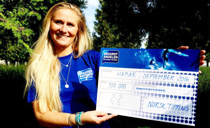 GRASROT-UTBETALING: Anne Helseth noterer rekordstore overføringer fra Grasrotandelen. Nå venter hun og resten av Norsk Tipping på giver nummer 1 million. Foto: Norsk Tipping