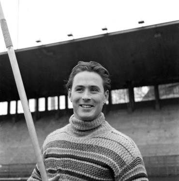 Spydkasteren Egil Danielsen tok gullmedalje i spydkast under Olympiske Leker i Melbourne Australia. Foto: NTB scanpix