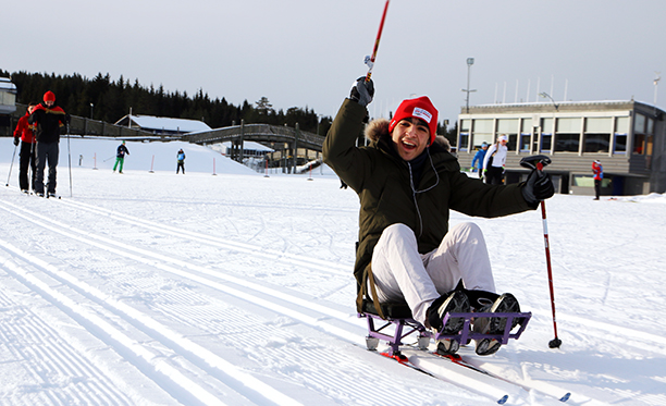 Flyktninger fikk anledning til å prøve sitski under Ungdoms-OL på Lillehammer. Nå mottar 156 idrettslag penger for fortsette det gode integreringsarbeidet. Foto: Geir Owe Fredheim 