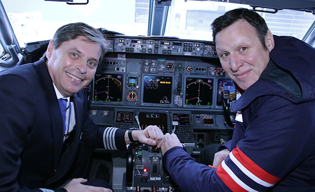 Idrettspresident Tom Tvedt fikk prøve seg bak spakene på en SAS-flymaskin tirsdag 29. januar. Bildet er selvsagt tatt før takeoff på vei til SAS-signering i Stockholm. Pilot Anders Söderholm ønsket NIF lykke til med avtalen. Foto: Finn Aagaard