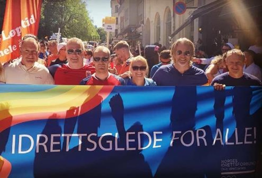 I 2019 stilte idretten godt opp om Oslo Pride. I år håper vi enda flere blir med på denne folkefesten og viktige markeringen. Bli med!