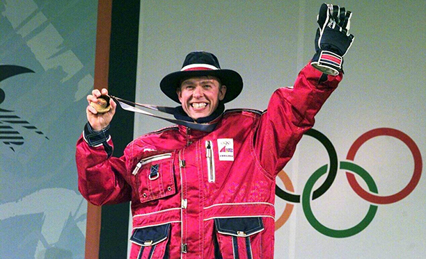 Halvor Hanevold tok OL-gull i Nagano 1998 på 20 km. Her er han under premieutdelingen. Foto: NTB Scanpix