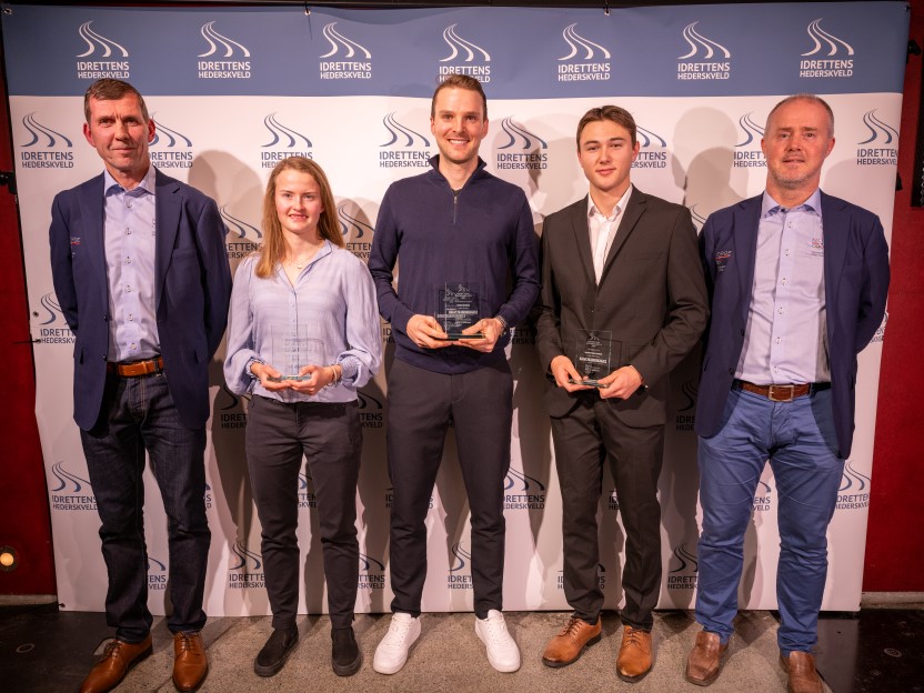 Vinnerne av prestasjonsprisene flankert av Atle Kvålsvoll og Frode Moen Olympiatoppen Midt-Norge. Fra venstre: Gyda Westvold Hansen,  Jørgen Graabak, Bastian Elnan Aurstad. Foto: Viggo Jakobsen, Globetrotter event & artist as