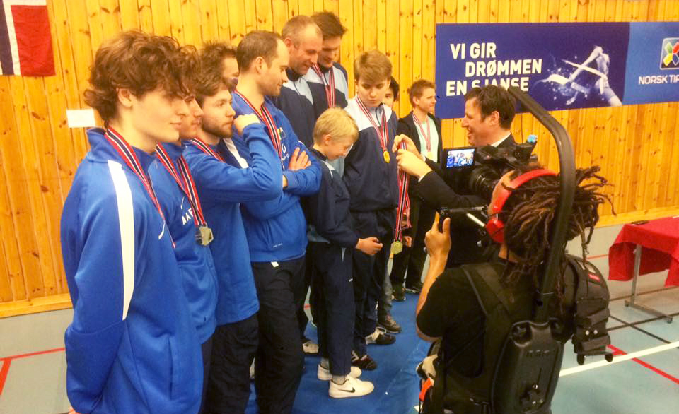 På bildet utdeler idrettspresident medaljer til vinnerlaget fra Bygdøy Fekteklubb, sølvmedaljer til Njård Fekting og bronsemedaljer til Berges Fekteklubb.