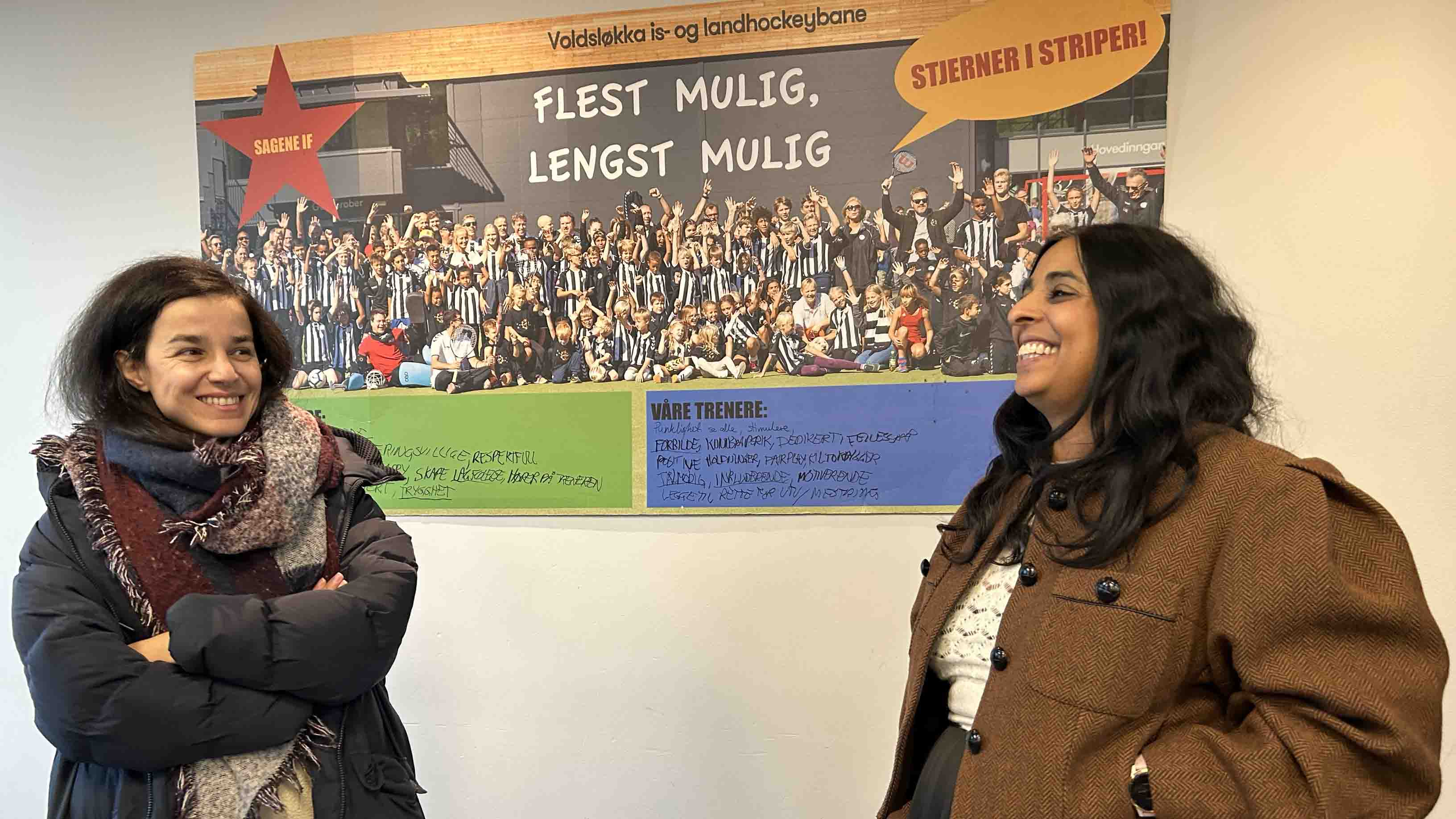 Idrettspresident Zaineb Al-Samarai og kultur- og likestillingsminister Lubna Jaffery på besøk hos Sagene IF. Foto: Norges idrettsforbund