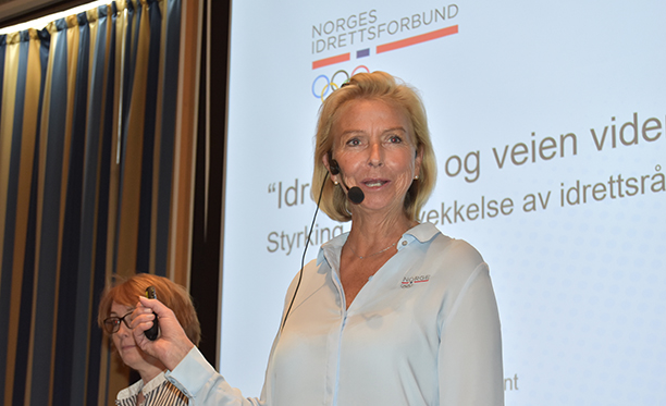 Idrettspresident Berit Kjøll presenterer Idrettsrådsundesøkelsen 2019 under Idrettsrådskonferansen i Ålesund lørdag 31. august. Foto: Grete Opheim