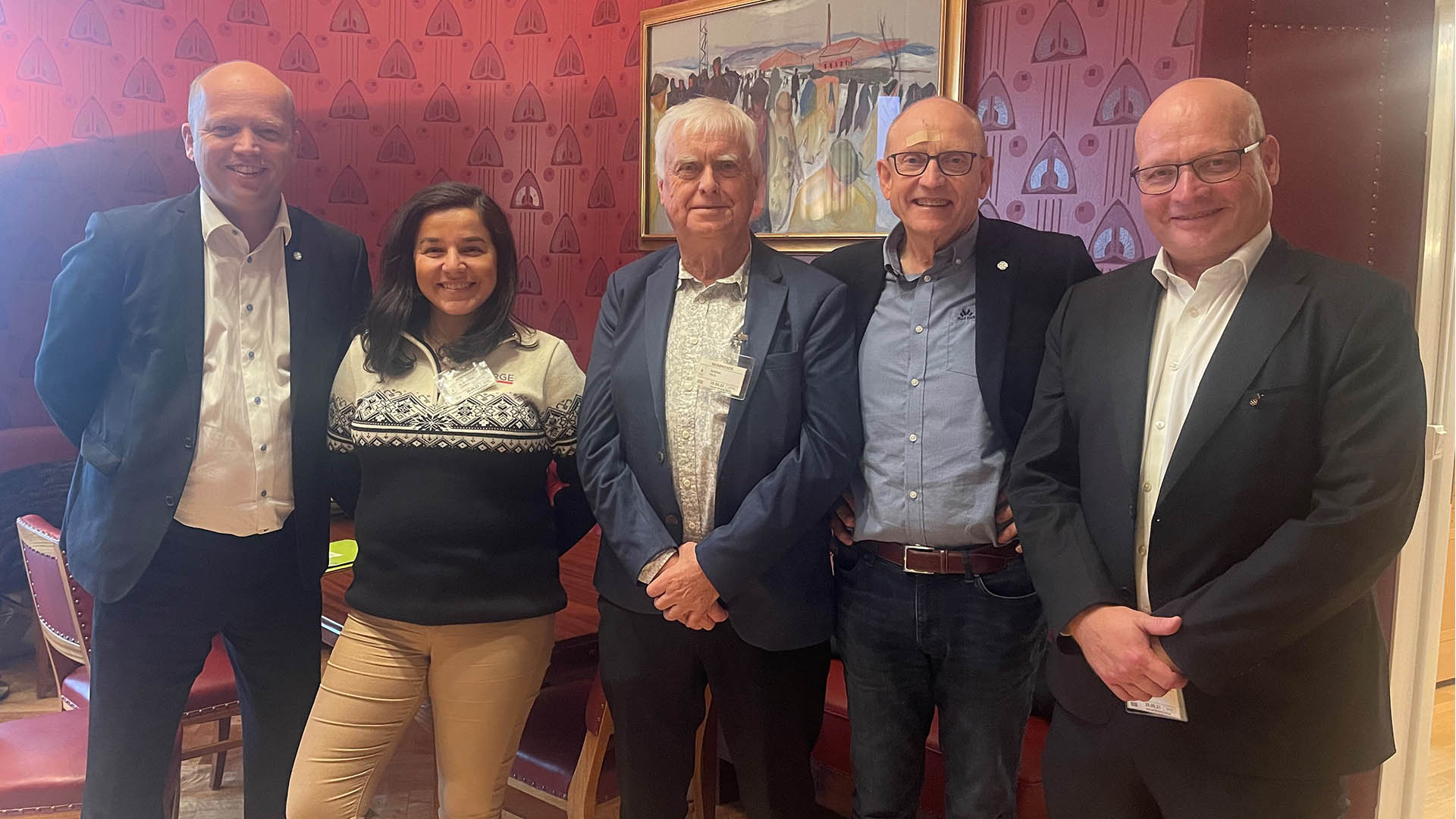 Norges idrettsforbund møtte i dag finansminister Trygve Slagsvold Vedum. Fra venstre: Finansminister Trygve Slagsvold Vedum, idrettspresident Zaineb Al-Samarai, kretsleder i Vestland idrettskrets, Nils R. Sandal, generalsekretær i Senterpartiet, Knut Olsen og generalsekretær i Norges idrettsforbund, Nils Einar Aas. Foto: Norges idrettsforbund. 