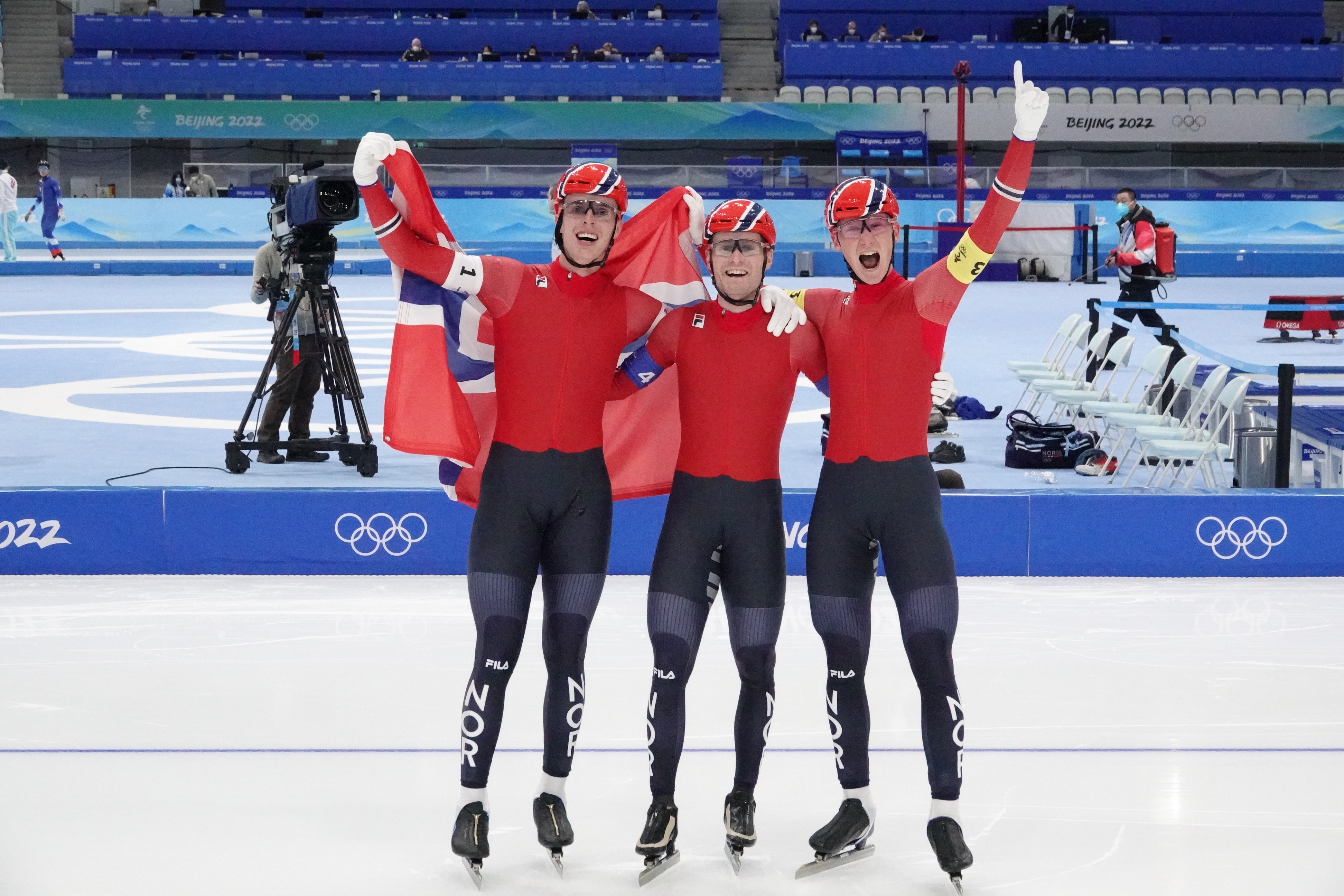 Hallgeir_Engebråten,_Sverre_Lunde_Pedersen_og_Peder_KongshaugGull_Beijing2022_foto_GeirOweFredheim.JPG