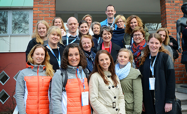 Norske deltagere på konferansen European Women and Sport: Første rekke: Louise Konst Backe, Studentidrettsforbundet, Linda Toregé, NIF, Anja Veum, NIF, Julie Berge og Kristiane Utheim Rygg, Kampsportforbundet Andre rekke: Siv Øye Carlsen, Håndballforbundet, Mari Kristin Sisjord og Kari Fasting, NIH, Gunhild Bredesen, Norsk orientering, Anja Solevågseide, Golfforbundet Tredje rekke: Nora Sperre Vangsnes, Studentidrettsforbundet, Ragnhild Ådland, Bandyforbundet, Trond Svela Sand, NIH, Gizella Viola Gyorgyi, Basketforbundet, Karen Espelund, UEFA, Helen Wernersen, Håndballforbundet, Nina Blakkisrud, Det europeiske thriatlonforbundet Bakerste rekke: Line Christin Haugstad, Bandyforbundet, Håvard B. Øvregård, NIF