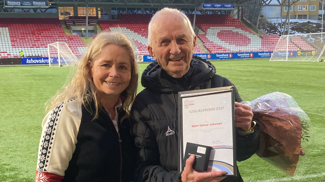 Her mottar Bjørn Steinar Johansen ildsjelprisen som han ble tildelt under Idrettshelga i oktober 2021. Prisen ble overrakt fra nestleder i idrettskretsen, Inger Lise Brones. Foto: Ida Ruiken.