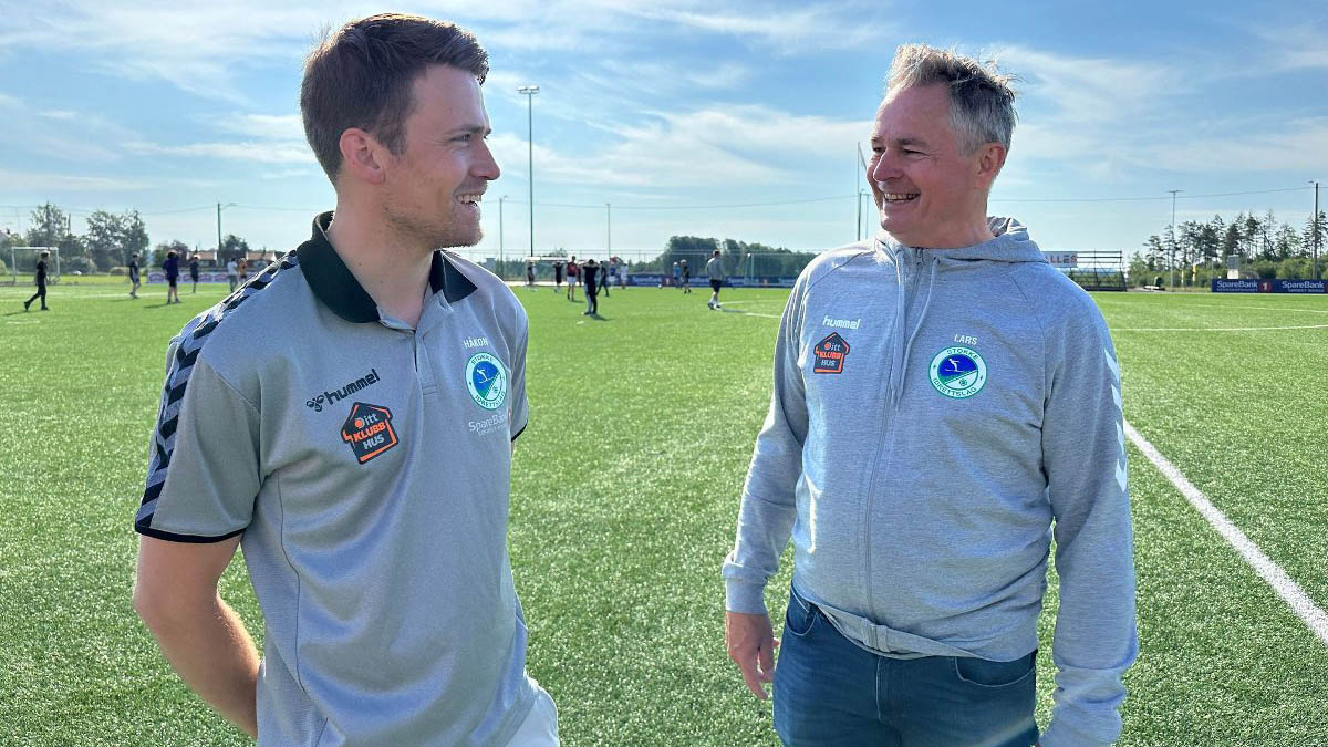 Fra venstre daglig leder Håkon Kjølstad i Stokke idrettslag og nestleder Lars Olborg. Foto: Hilde-Christine Brevik. 