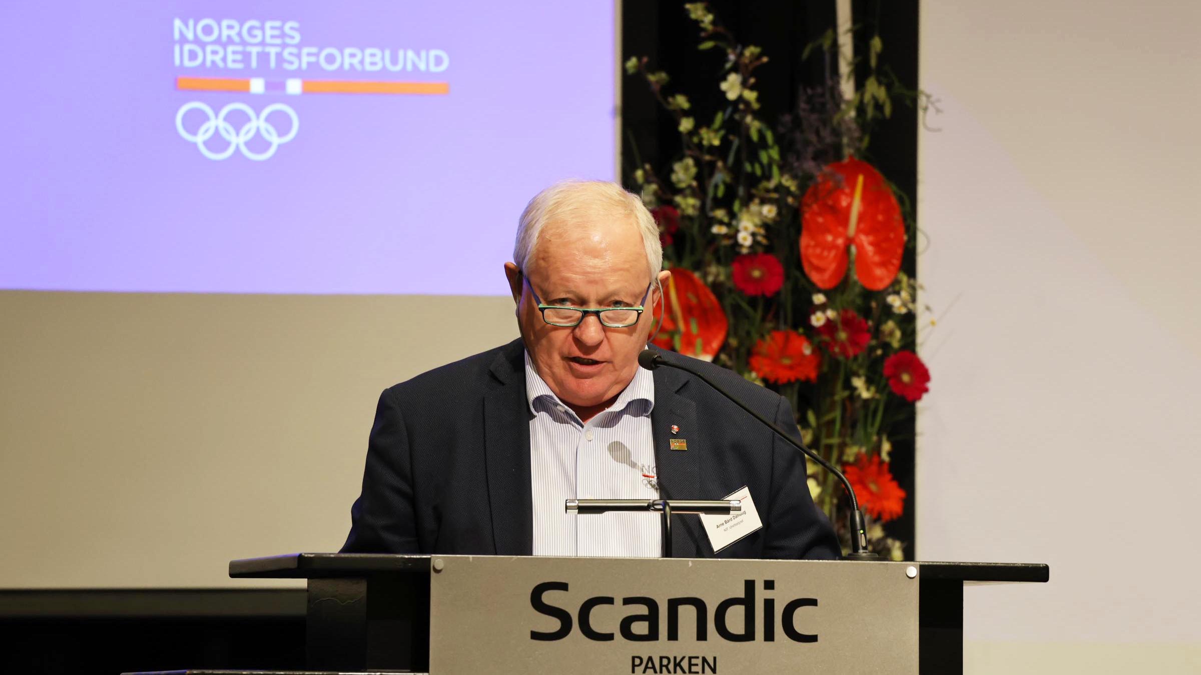 Konstituert idrettspresident, Arne Bård Dalhaug, holdt i dag sin hilsningstale til NIFs ledermøte i Ålesund. Foto: Geir Owe Fredheim. 