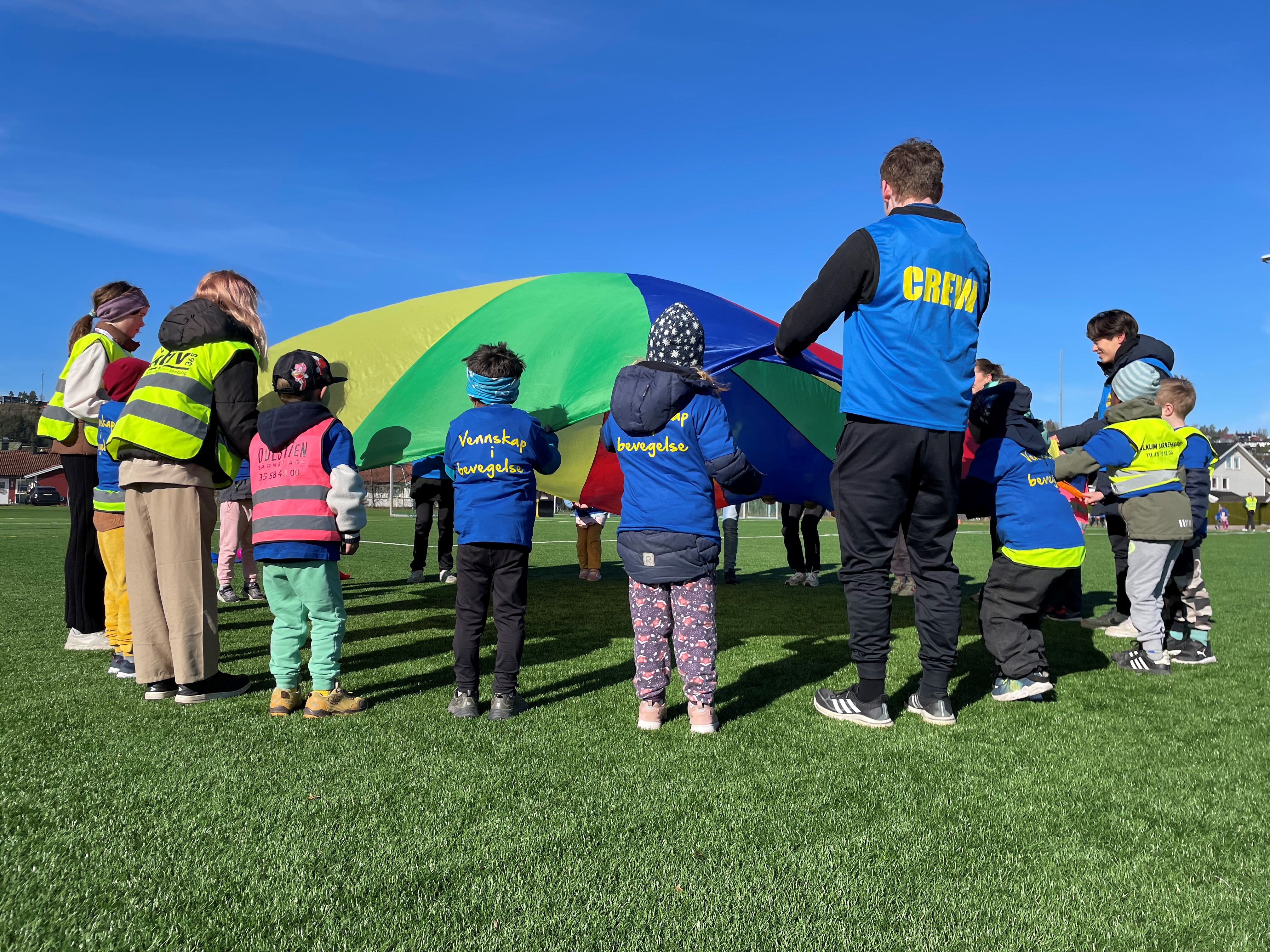 "Vennskap i bevegelse" er et prosjekt der skole, barnehage og idrettslaget samarbeider.  
