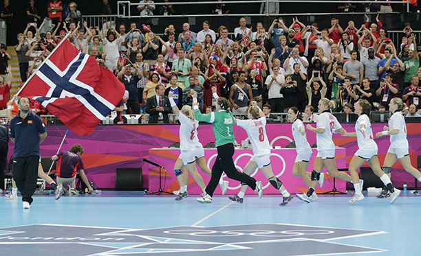 Norge tok gull i OL i London 2012. Her jubler jentene etter seieren mot Montenegro. Foto: NTB Scanpix