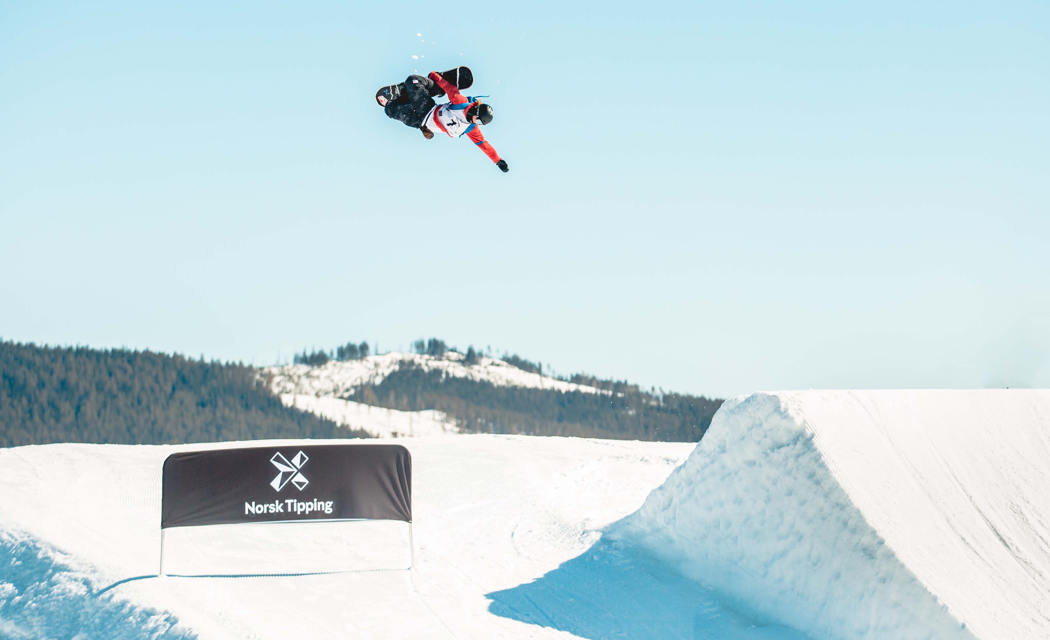 Vinterutgaven av NM-veka 2022 blir holdt i Bergen og på Voss. Her er snowboarder Fridtjof Sæther Tischendorf i aksjon. Foto: Brettforbundet / Process Films