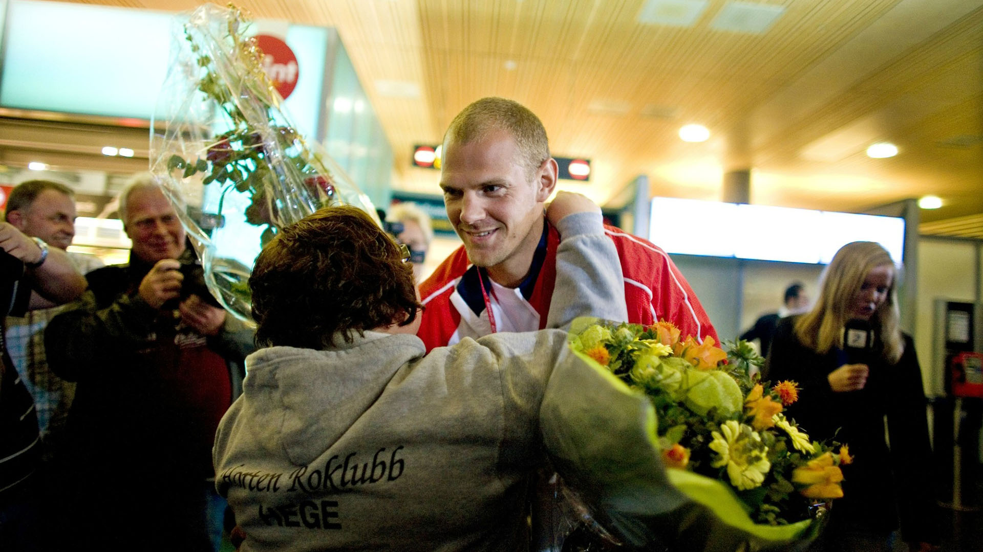 Dobbelt olympisk mester Olav Tufte er innlemmet i Idrettens Æresgalleri. Her med en varm velkomst på Gardermoen etter OL-gullet i Beijing 2008.  Foto: Sara Johannessen Meek / NTB