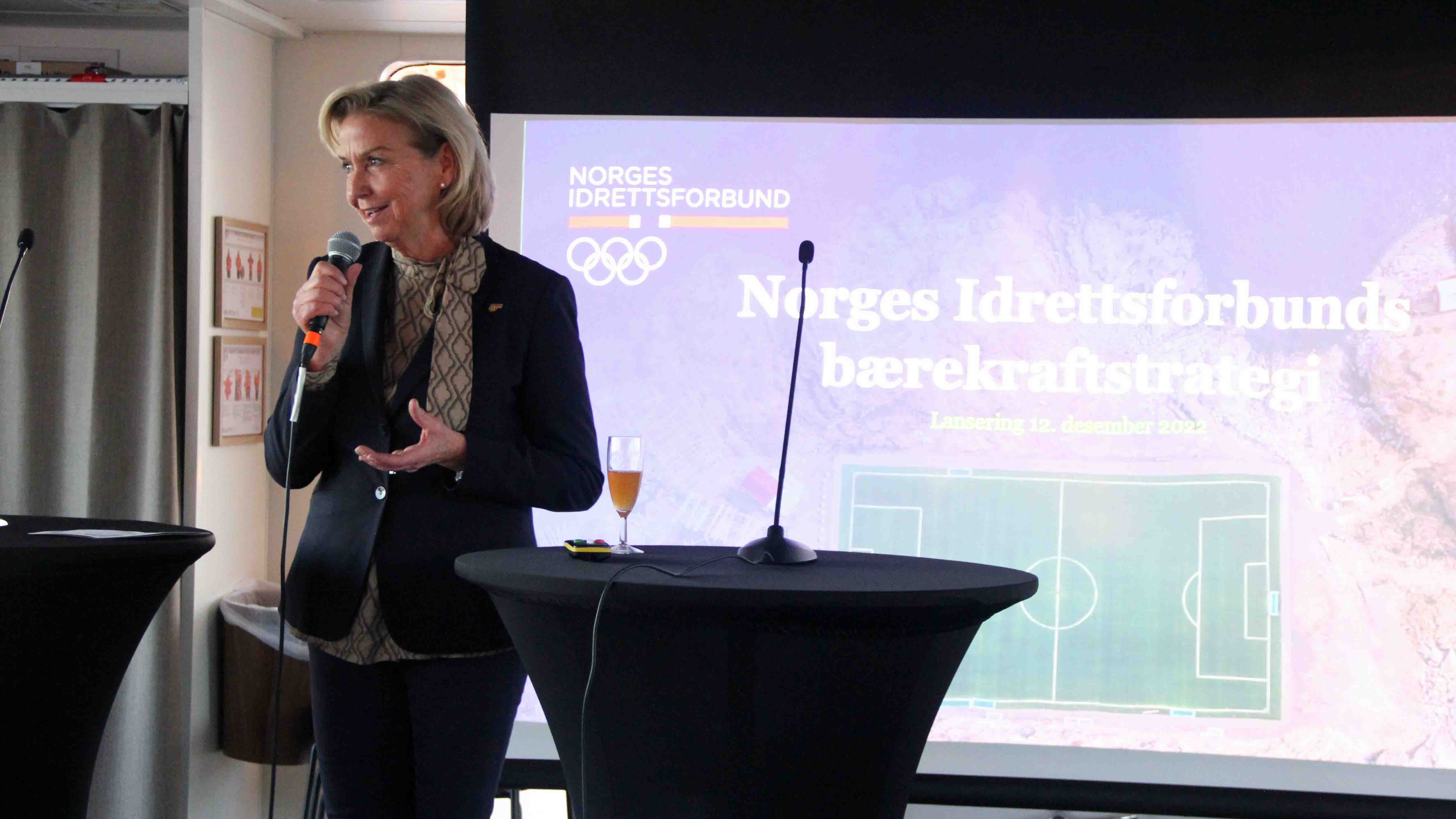 Idrettspresident Berit Kjøll ønsket velkommen under lanseringen av NIFs bærekaftsstrategi. Foto: Magnus Forseth 