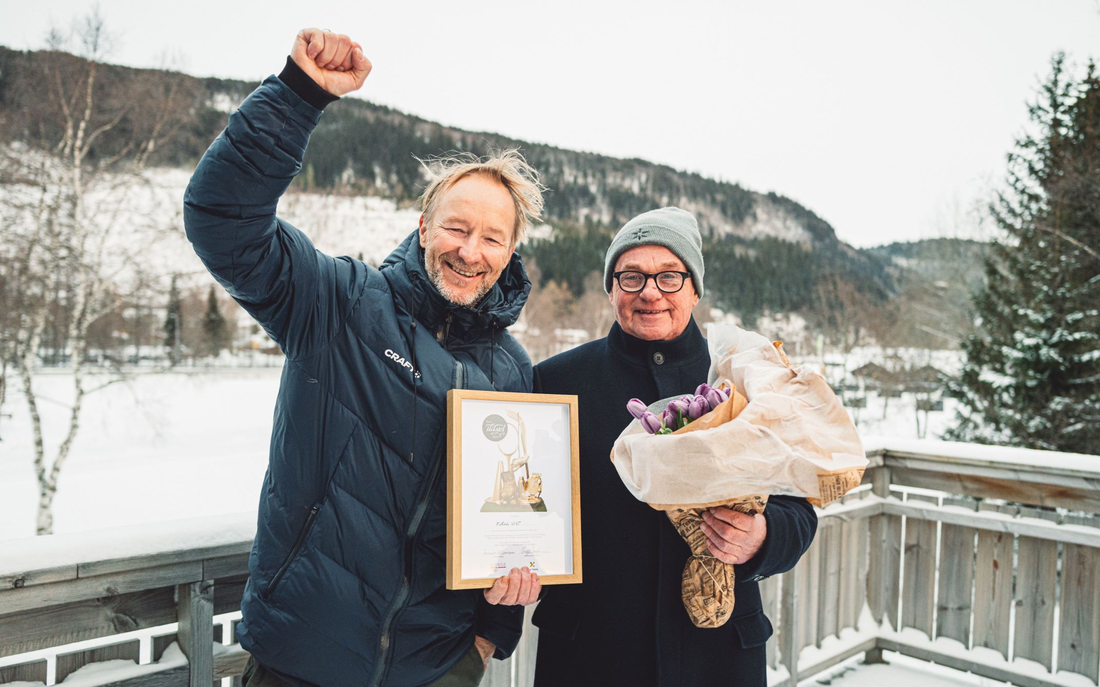 Kjell Vist fikk overrakt diplom og blomster av Kjetil André Aamodt. - Foto: Vetle Eggen