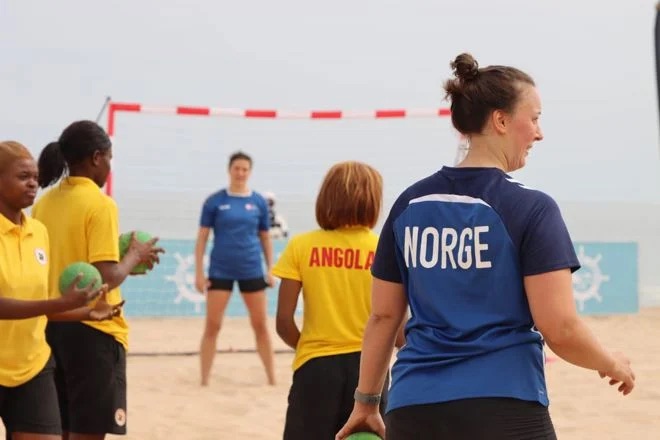 De norske og angolske spillerne trener sammen på stranden i Lobito.