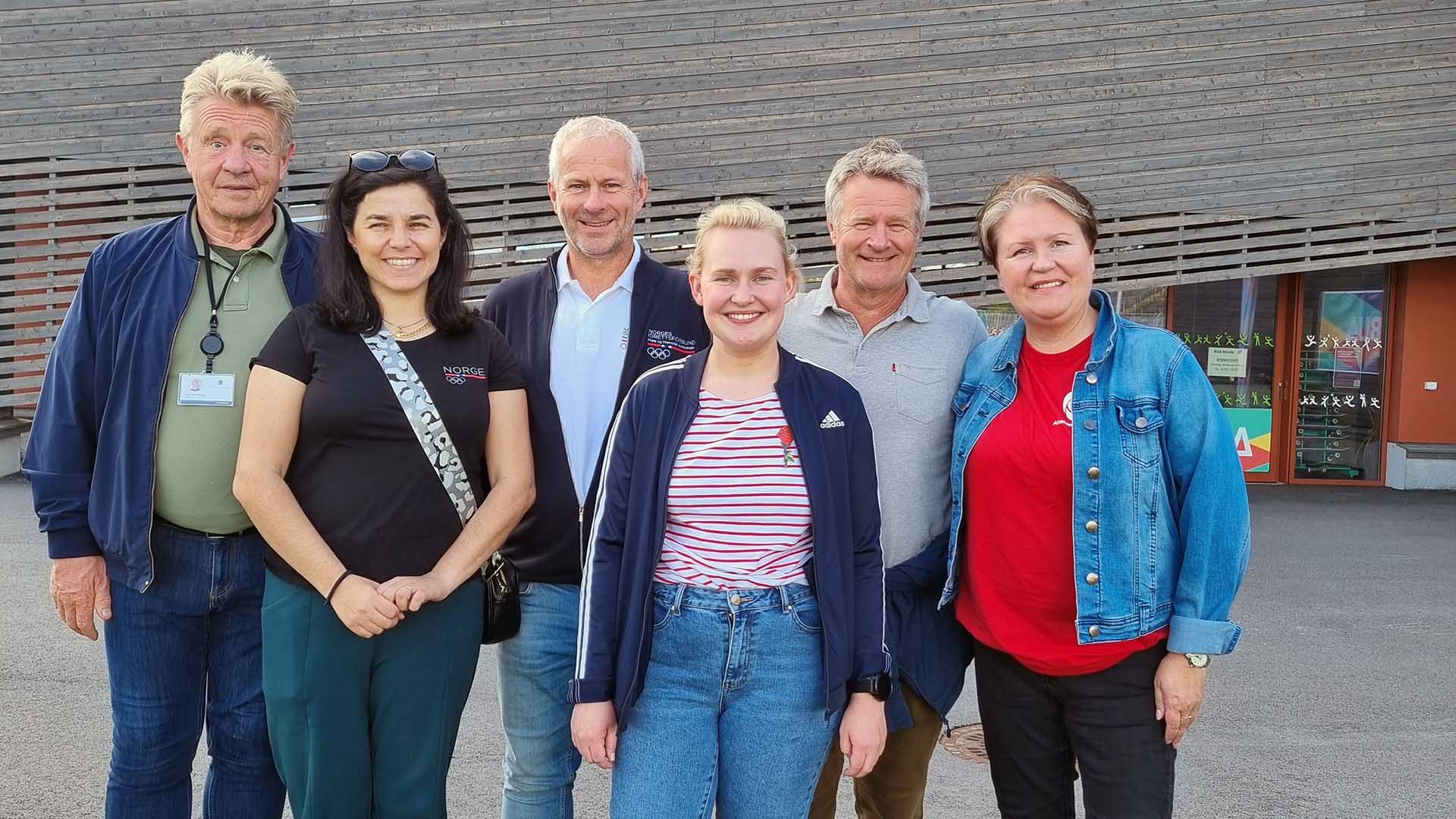 Idrettens hus er Molde-idrettens nye stolthet. Fra venstre: Geir Bækkelund, driftsleder idrett og friluftsliv i Molde kommune, idrettspresident Zaineb Al-Samarai, organisasjonssjef i Møre og Romsdal idrettskrets, Roar Lervik, Åse Kristin Ask Bakke (Stortingsrepresentant AP), Tore Birkeland, idrettskonsulent i Molde kommune, Hege Gagnat (AP). Foto: Norges idrettsforbund
