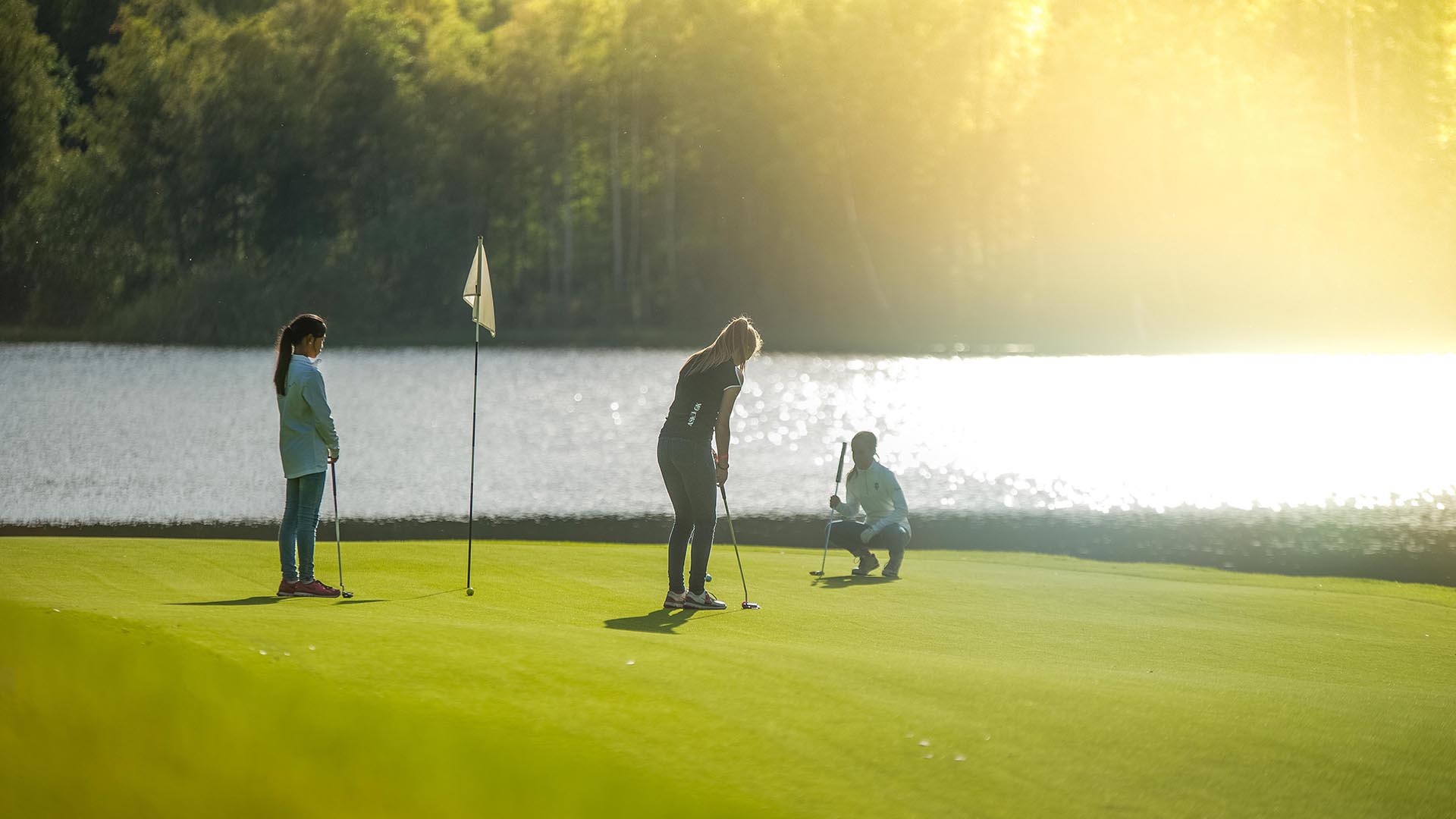 Flere jenter på golfbanen