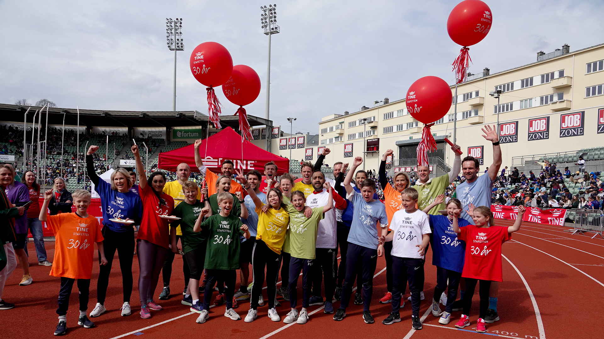 Sammen med friidrettsstjerner, elever fra Ila skole, og lokalpolitikere, løp idrettspresident Berit Kjøll i mål på Bislett Stadion. 