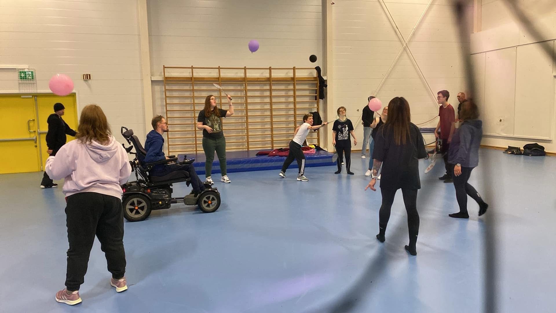  Deltakerne varmer opp med ballong-lek. 