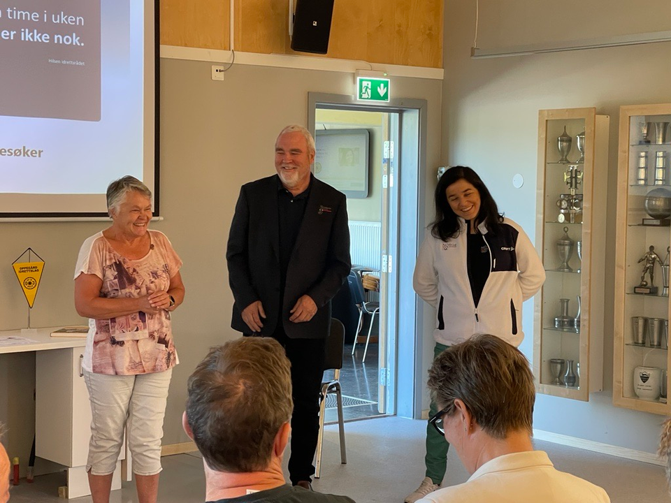 Nordre Follo´s Nina Vøllestad sammen med styreleder Roar Bogerud og idrettspresident Zaineb Al-Samarai under miniturnéen denne uken.