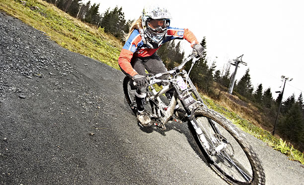 Det blir stadig flere jenter og kvinner i norsk idrett. Foto: Eirik Førde 