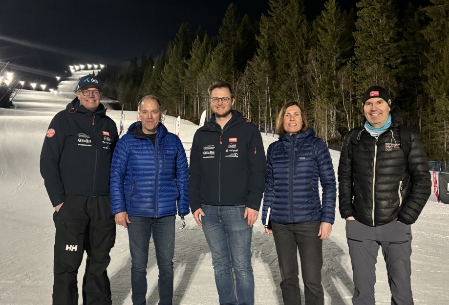 F.v. Richard Nielsen (styreleder Freidig Alpin), Terje Holm, Eivind Modalsli (styremedlem Freidig Alpin), Ingrid Narum (skikretsen) og Per-Einar Johannesen (Paraidrettssenteret) etter møte i Vassfjellet.
